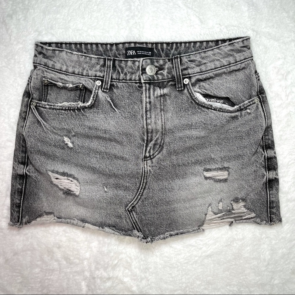 Zara Distressed Gray Denim Mini Skirt in a Size M